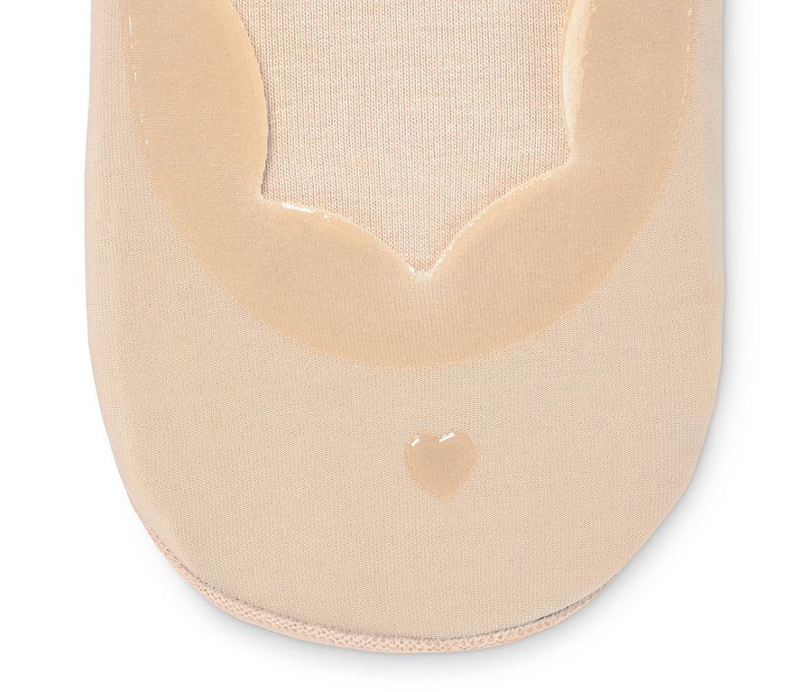 Detailaufnahme eines hautfarbenen Magic-Cut-Füßlings aus dem 2 Paar Set, dunkelblau und beige.