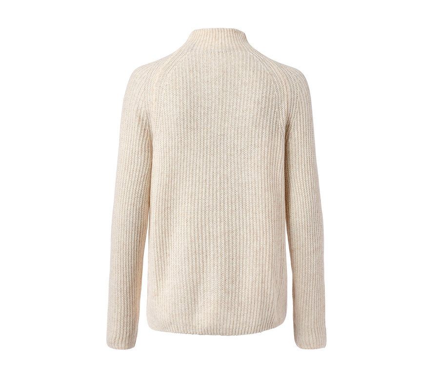 Detailansicht der Rückseite eines Strickpullovers mit Stehkragen.