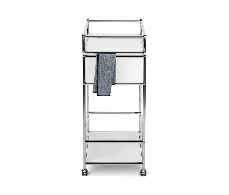 Ein Design-Barwagen aus Metall mit drei Ablageflächen und einem grauen Tuch.