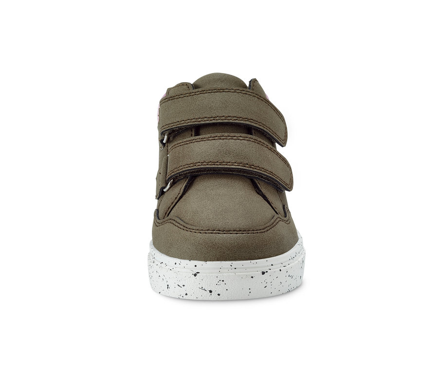Khakifarbener Sneaker mit weißer Sohle und zwei Klettverschlüssen.