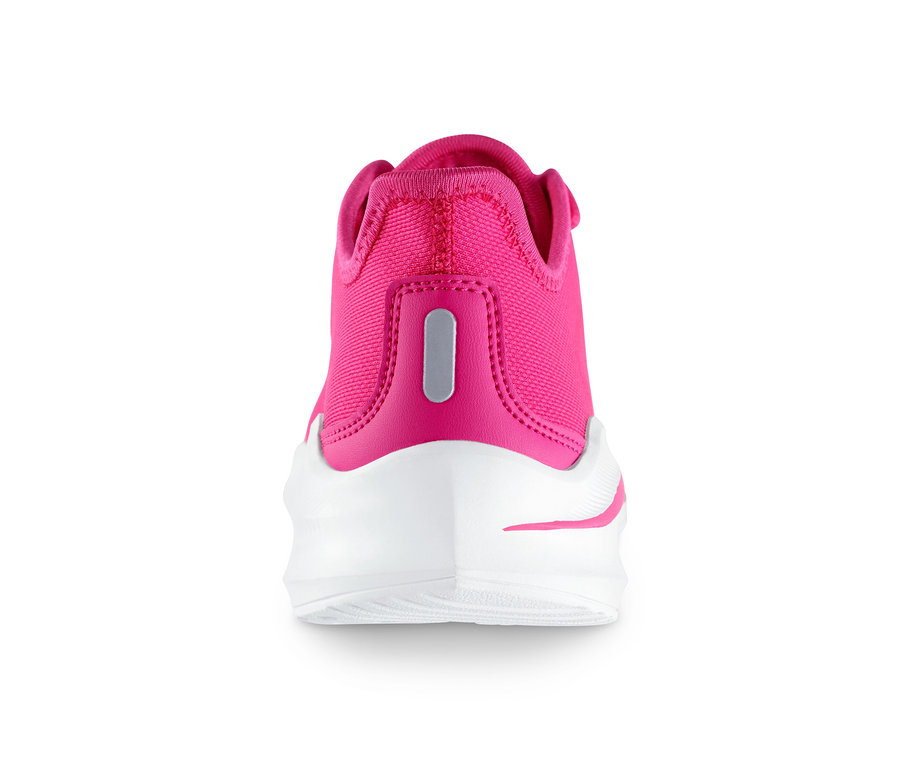 Detailaufnahme der Rückseite eines Sneakers mit pinkfarbenem Textiloberteil und weißer Sohle.