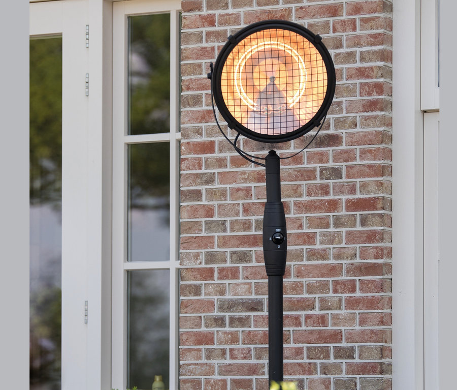 Terrassenszene mit Sunred-Standheizstrahler »Indus Standing 2100«, Getränken und Blumenvase.