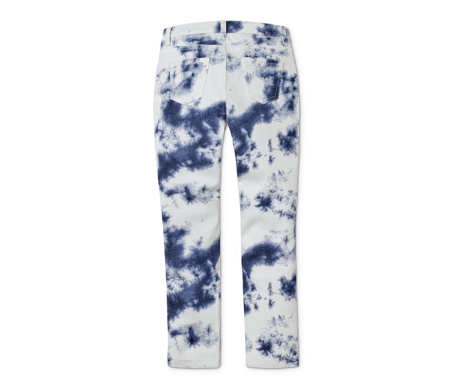 Rückansicht einer Stretchdenim mit Batikmuster.