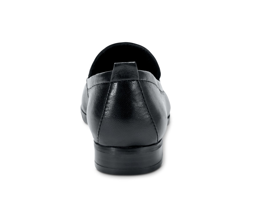 Detailansicht der Rückseite eines schwarzen Loafer® aus chromfrei gegerbtem Leder.