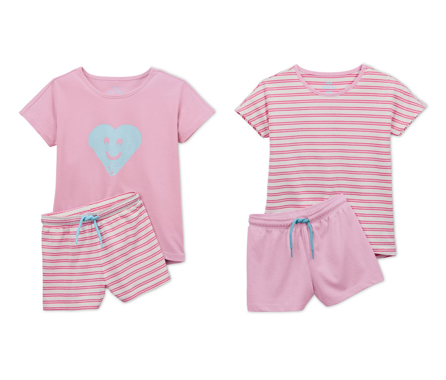 Zwei Shorty-Pyjamas aus Bio-Baumwolle. Einmal rosa T-Shirt mit blauem Herz und gestreifte Shorts. Einmal gestreiftes T-Shirt und rosa Shorts.