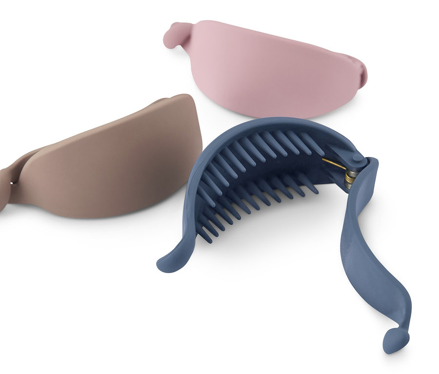 Ein 3er-Set Haarspangen in Rosa, Braun und Blau.