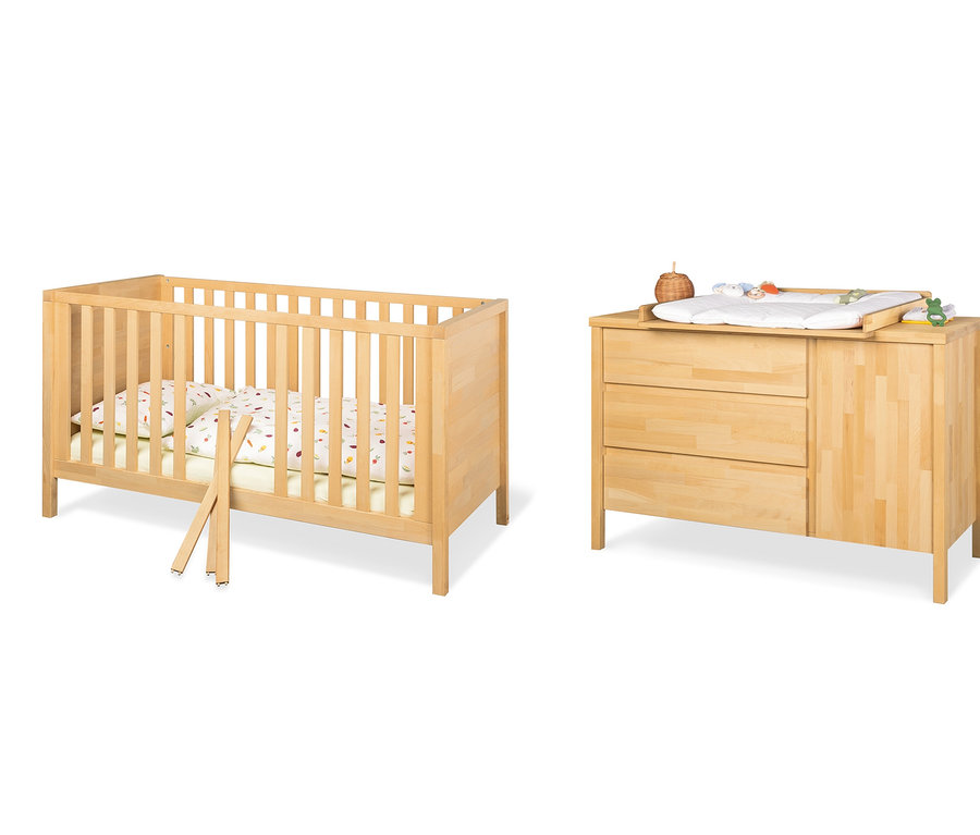 Babyzimmer mit Gitterbett und Wickelkommode aus Massivholz, 2-teilig, von Pinolino.