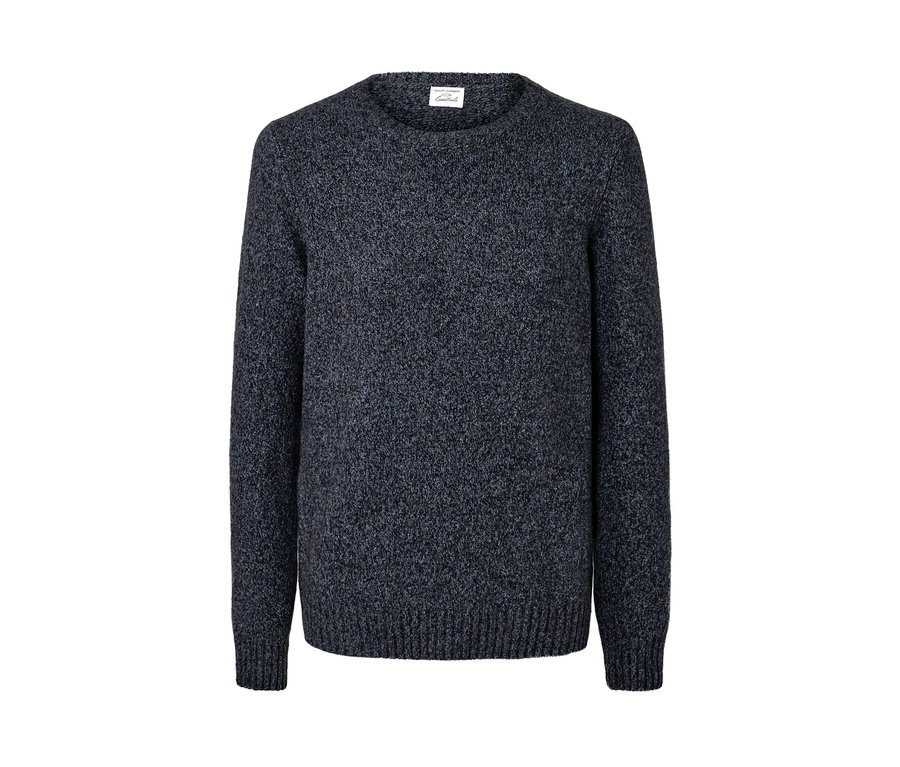 Dunkelblauer Grobstrickpullover.