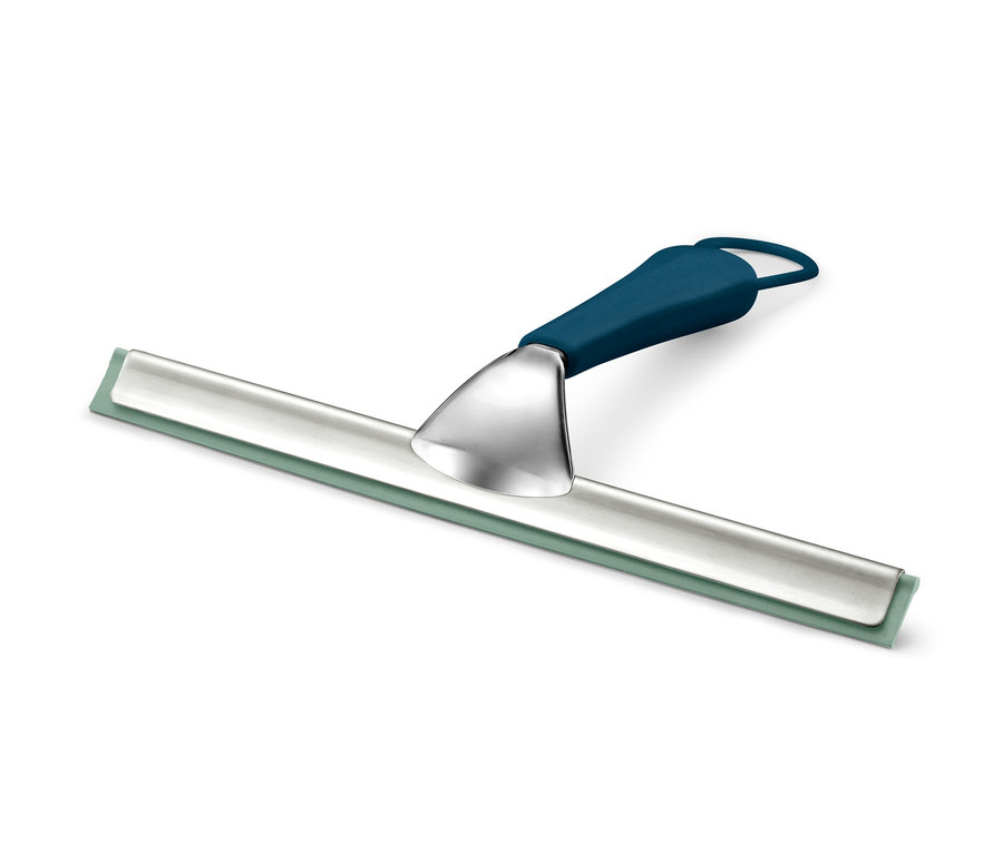 Ein Badwischer mit blauem Griff und silbernem Metallteil liegt diagonal auf einer weißen Oberfläche.