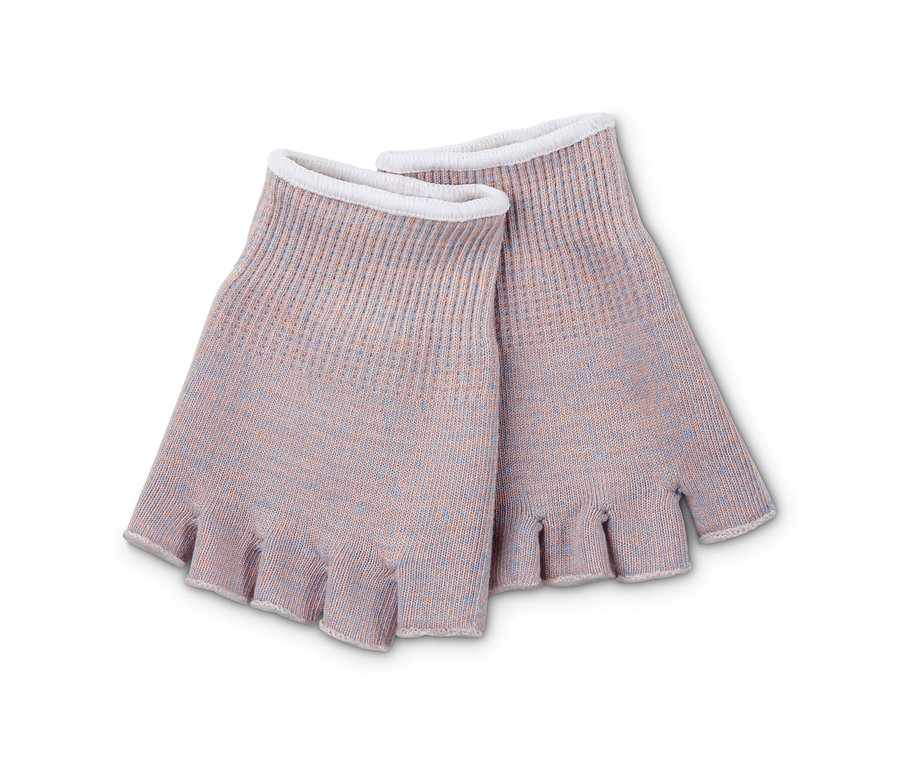 Zwei Paar Gel-Zehensocken liegen auf dem Tisch.