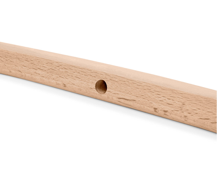 Detailaufnahme eines Pfeil-und-Bogen-Sets aus Holz mit Loch.