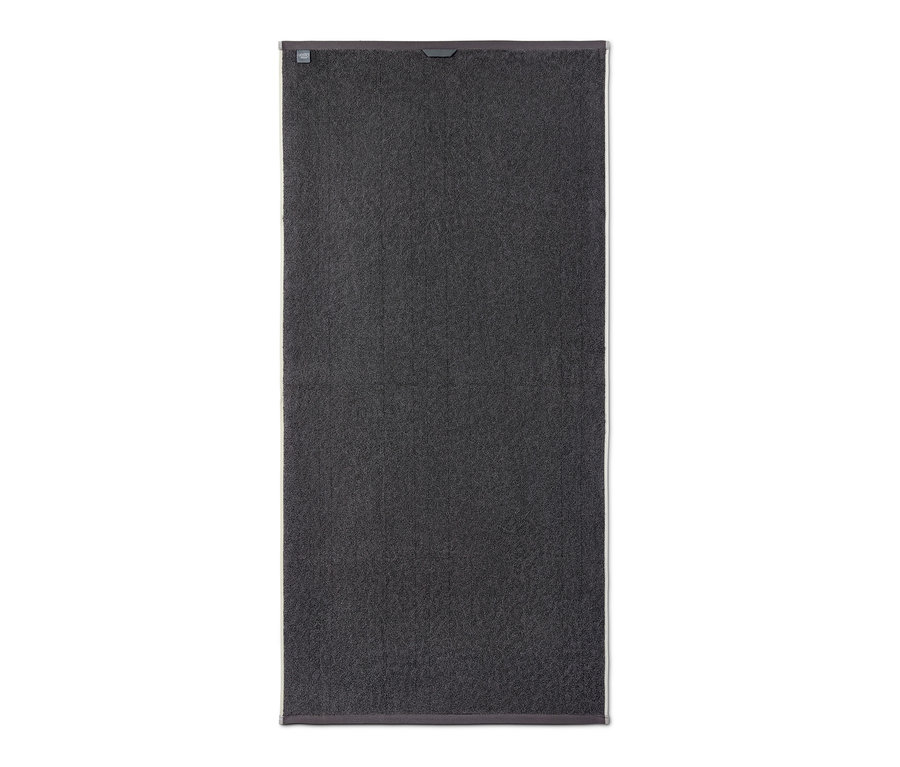 Graues Jacquard-Badetuch im Leo-Dessin auf weißem Hintergrund.