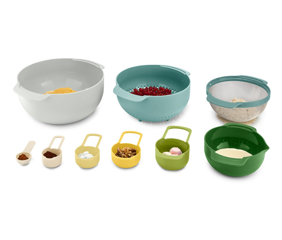 Ein Joseph Joseph »Editions Nest™ 9 Plus« Rührschüssel-Set, wobei jede Schüssel unterschiedliche Zutaten enthält.