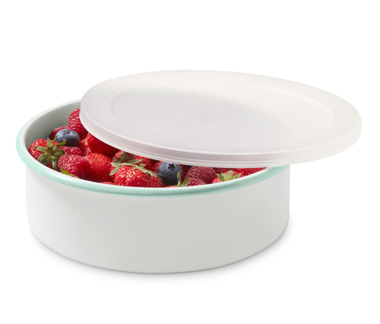 Emaille-Ofenform mit Erdbeeren, Himbeeren und Blaubeeren.