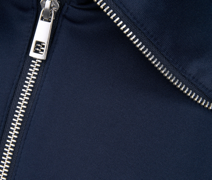 Detailansicht eines Sweatkleids mit silbernem Reißverschluss.