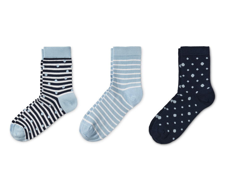 Drei Paar Socken mit verschiedenen Mustern.