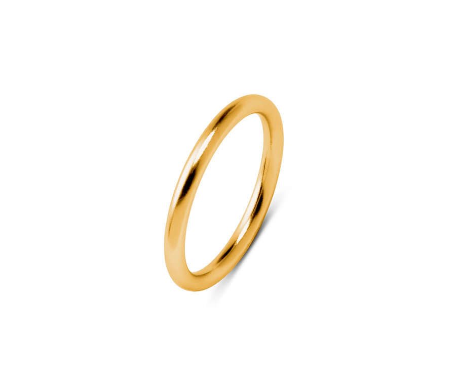 Nahaufnahme eines einzelnen, goldenen Rings aus einem 3er-Set.