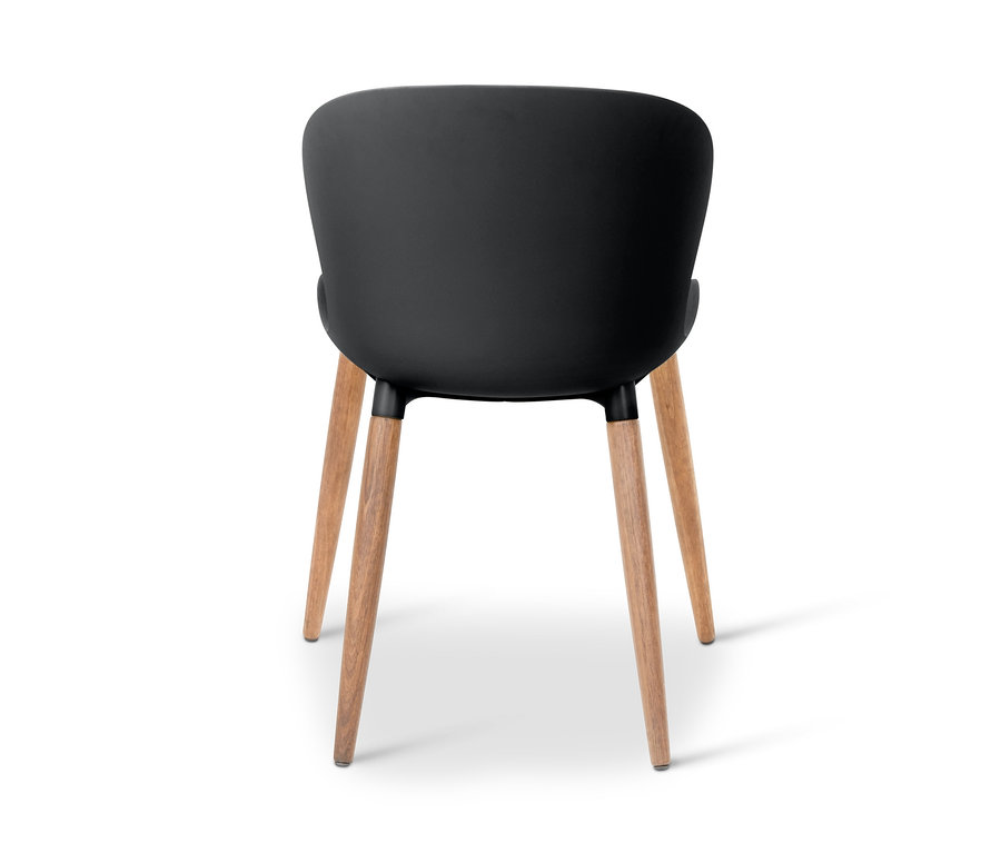 Detailansicht von hinten eines schwarzen Schalenstuhls aus recyceltem Kunststoff mit Holzbeinen.