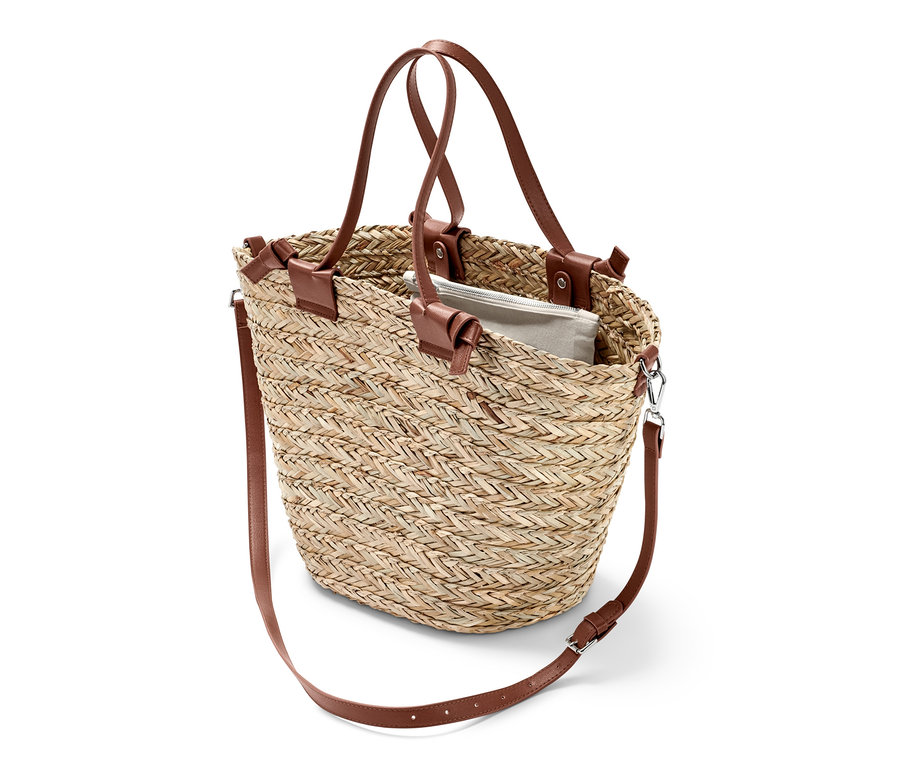 Korbtasche mit braunen Ledergriffen und Schulterriemen.
