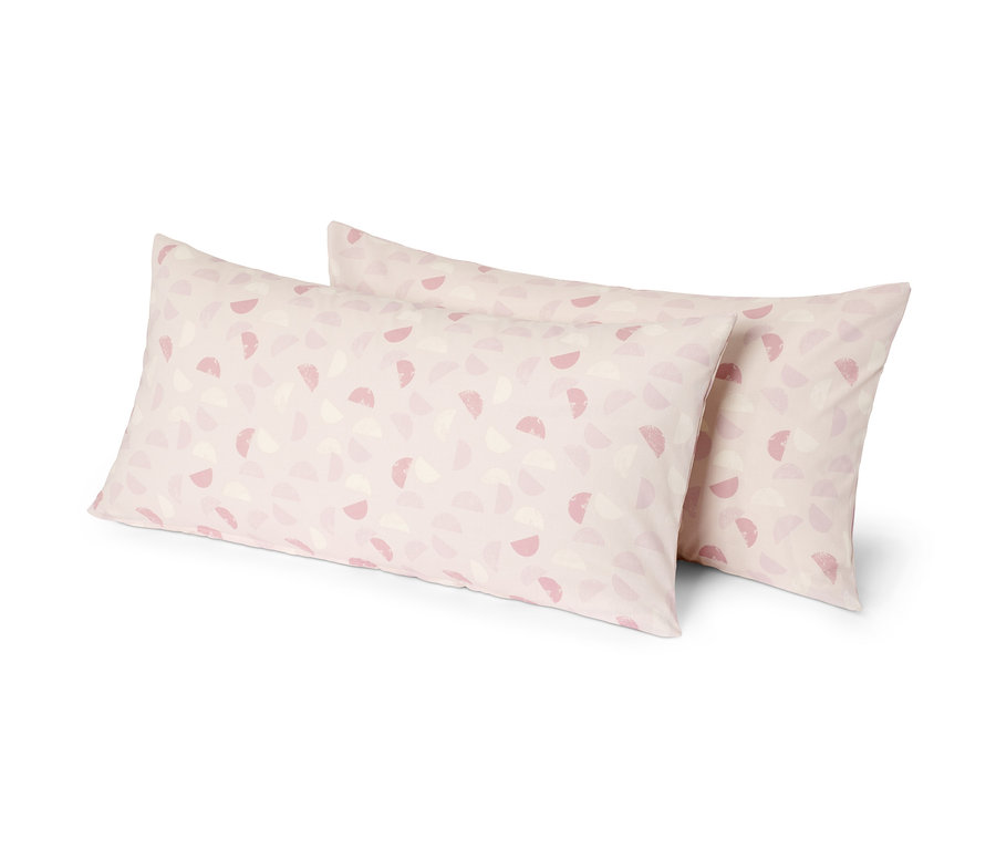 Zwei roséfarbene Renforcé-Kopfkissenbezüge mit geometrischem Muster.