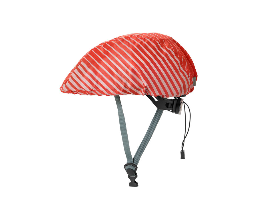 Auf einem Fahrradhelm ist ein Fahrradhelm-Regenüberzug mit orangefarbenen und weißen Streifen angebracht.