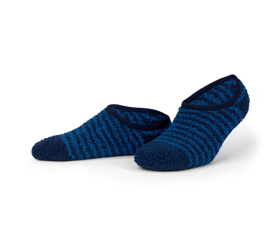 Zwei Paar blaue Hausschuhsocken mit Streifen.