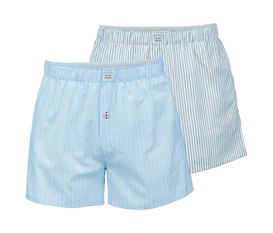 Zwei Web-Boxershorts: eine blau-weiss gestreift, eine weiss-grün gestreift.