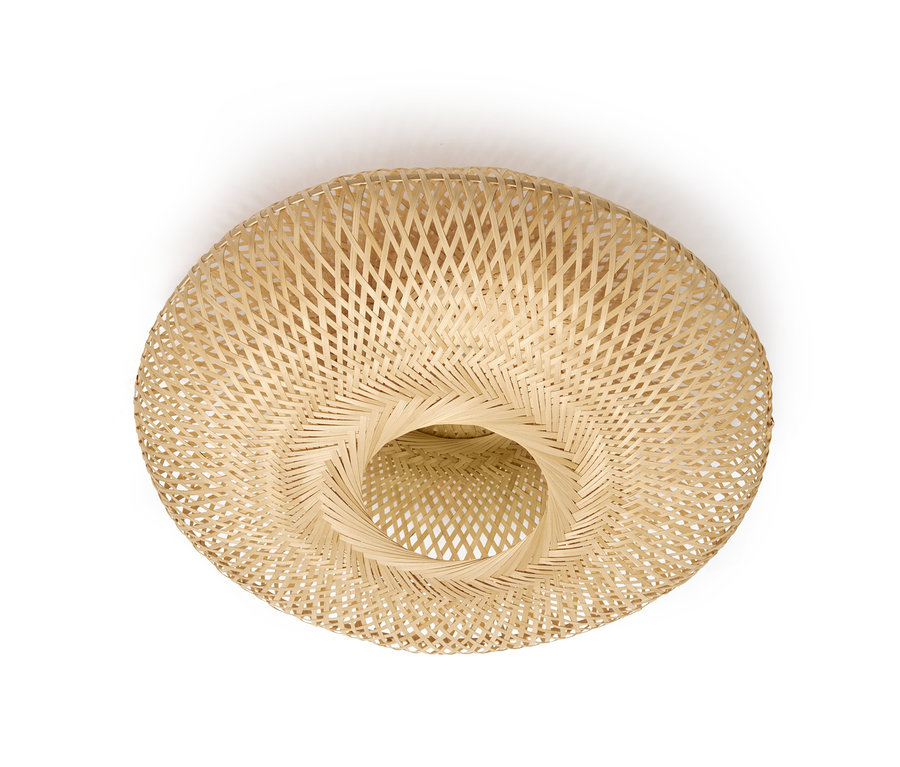 Eine Decken- und Wandleuchte mit einem Geflechtschirm auf weißem Hintergrund.