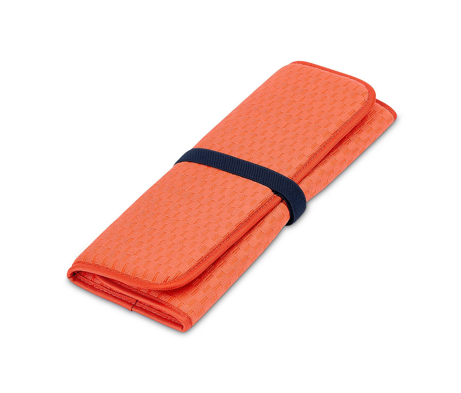 Eine orange, faltbare Abtropfmatte, die mit einem dunkelblauen Gummiband zusammengehalten wird.