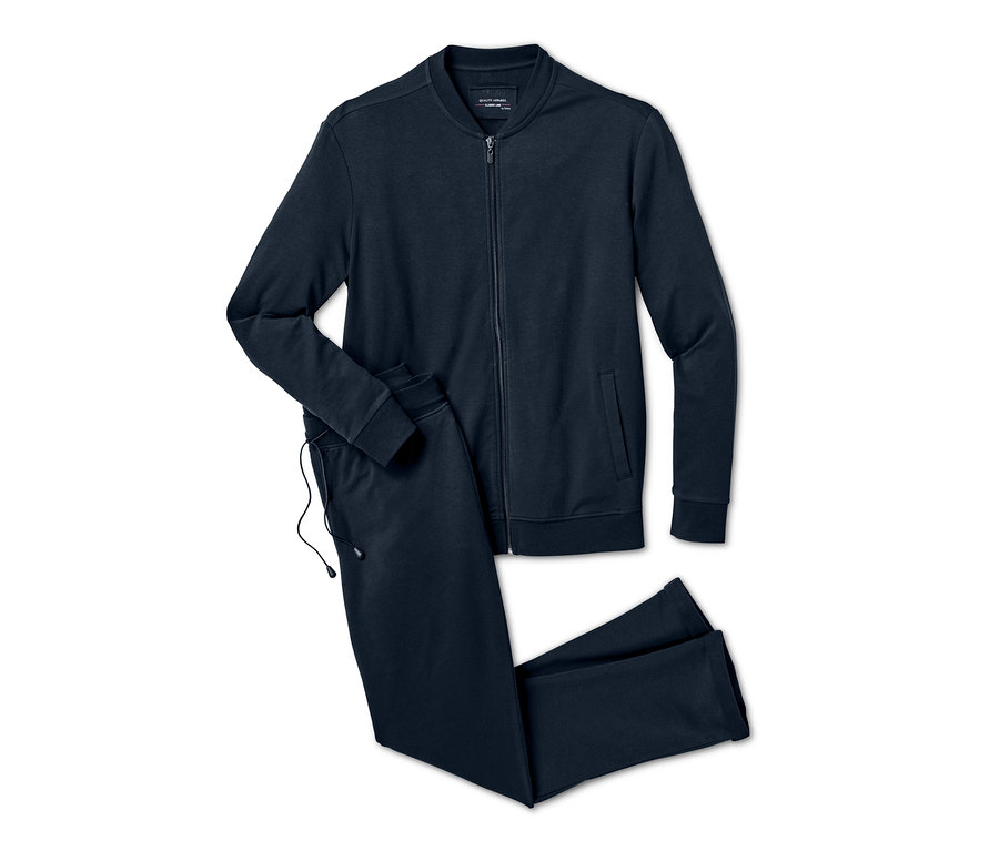 Ein dunkelblauer Homewear-Anzug liegt auf einem weißen Hintergrund.