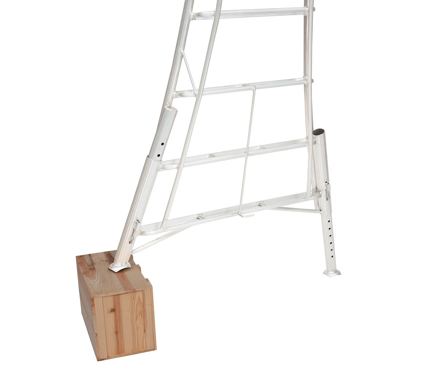 Teil einer Niwaki-3-Holm-Gartenleiter Aluminium-Gartenleiter steht auf einem Holzblock.