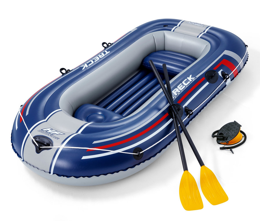 Blau-graues Schlauchboot mit Paddeln und Pumpe auf weißem Hintergrund.