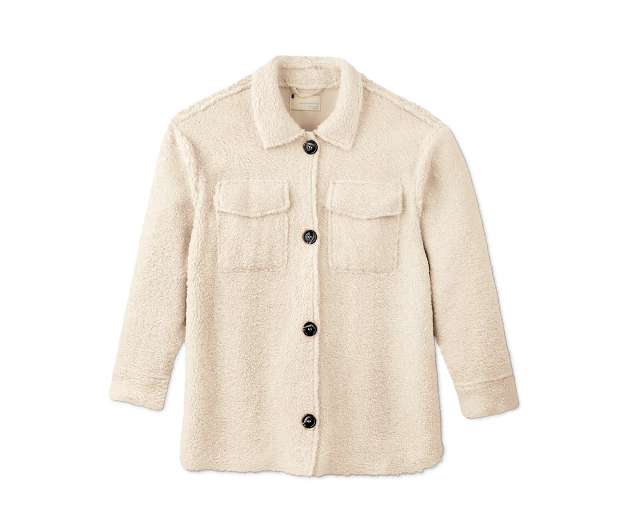 Ein Teddyfleece-Shacket in Creme mit Knöpfen und Taschen.