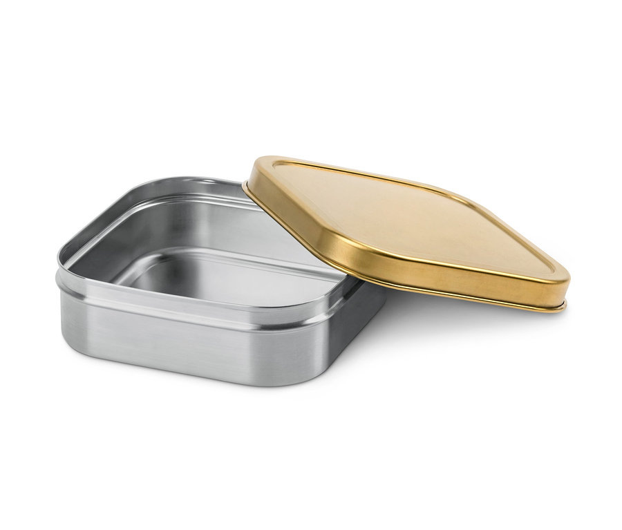 Geöffnete To-go-Lunchbox mit Metallbehälter und goldenem Deckel.