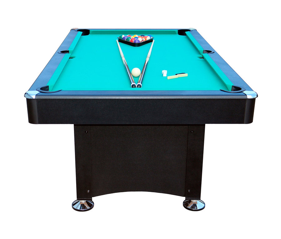 Ein grüner Billardtisch mit farbigen Kugeln im Dreieck, einem weißen Ball, zwei Queues und Kreide. Auf dem Tisch liegt ein L.A. Sports Pool-Billardtisch.