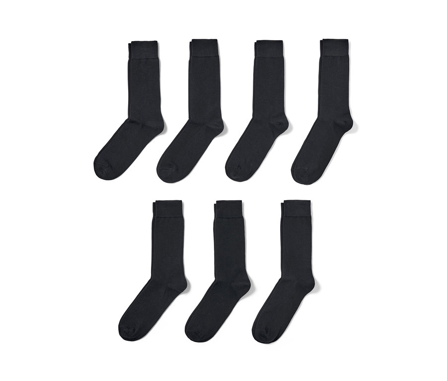Sieben Paar Socken.