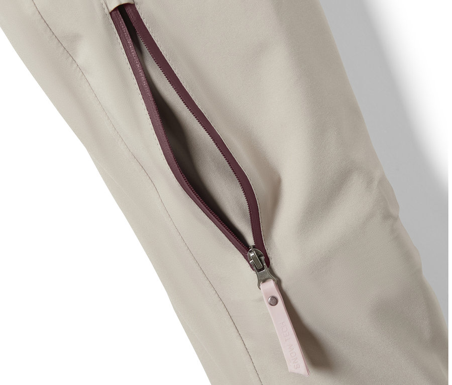 Detail einer Hardshell-Skijacke mit Reißverschluss.