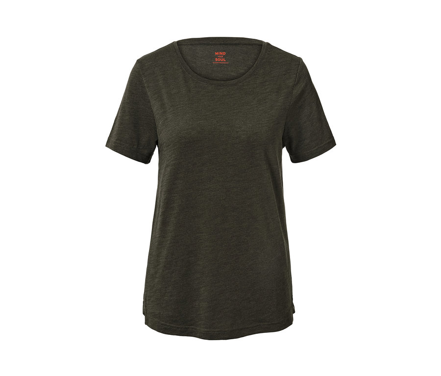 Detailaufnahme eines graugrünen Sportshirts.