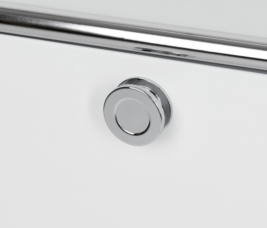 Detailaufnahme eines weißen Metall-Barwagens mit verchromtem Griff und rundem Knopf.