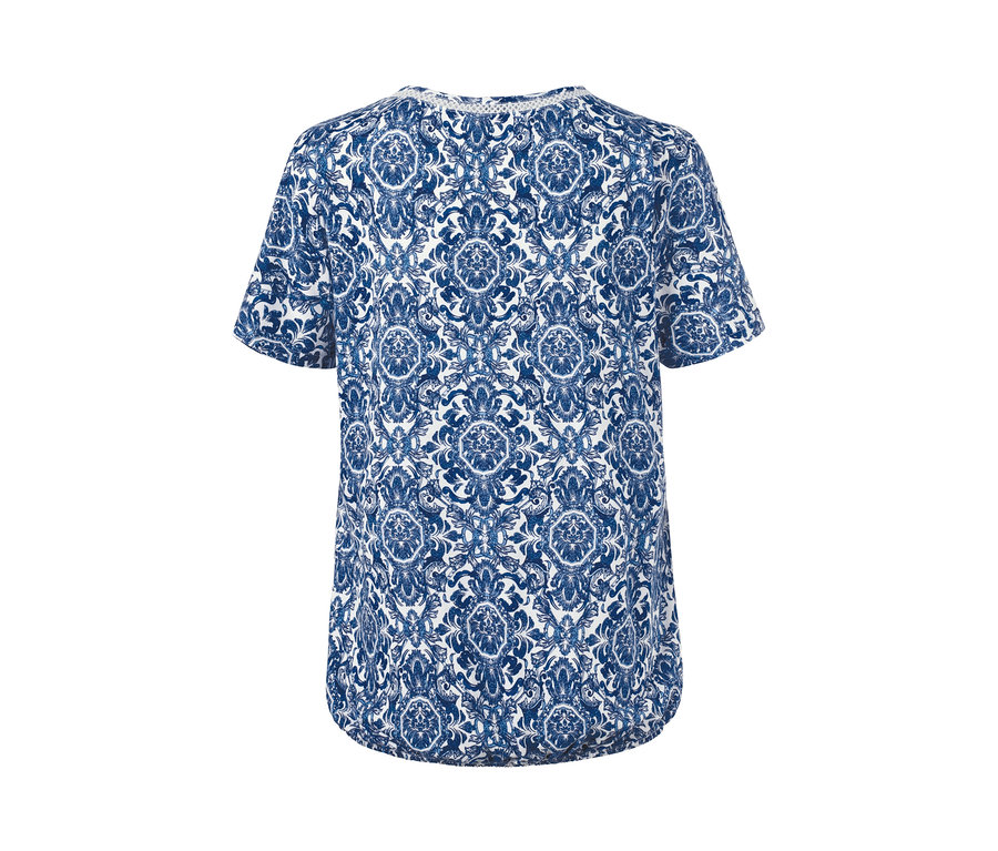 Blaues, bedrucktes Blusenshirt.