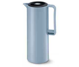 Kanne: blau<br>Deckel: schwarz<br>Druckknopf: silber