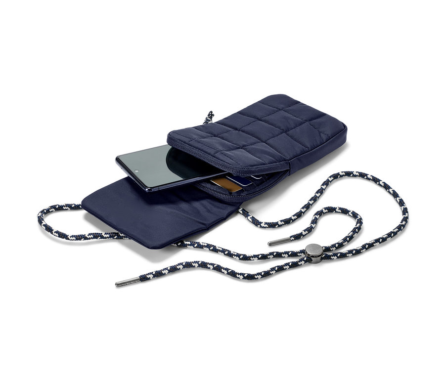 Eine isolierte, dunkelblaue Smartphone-Tasche mit einem Telefon und Karten darin.