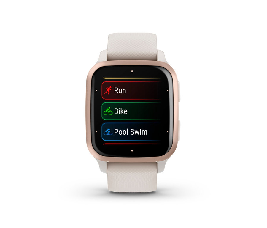 Nahaufnahme der goldenen GARMIN Venu SQ2 Music mit weißem Armband, die ein Menü mit den Optionen Laufen, Radfahren und Schwimmen anzeigt.
