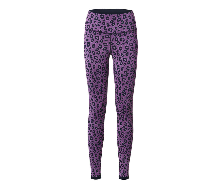 Lila Sporttight mit schwarzem Tiermuster.