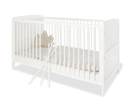 Weißes Pinolino Babybett »Viktoria« mit einem Kissen in Kronenform.