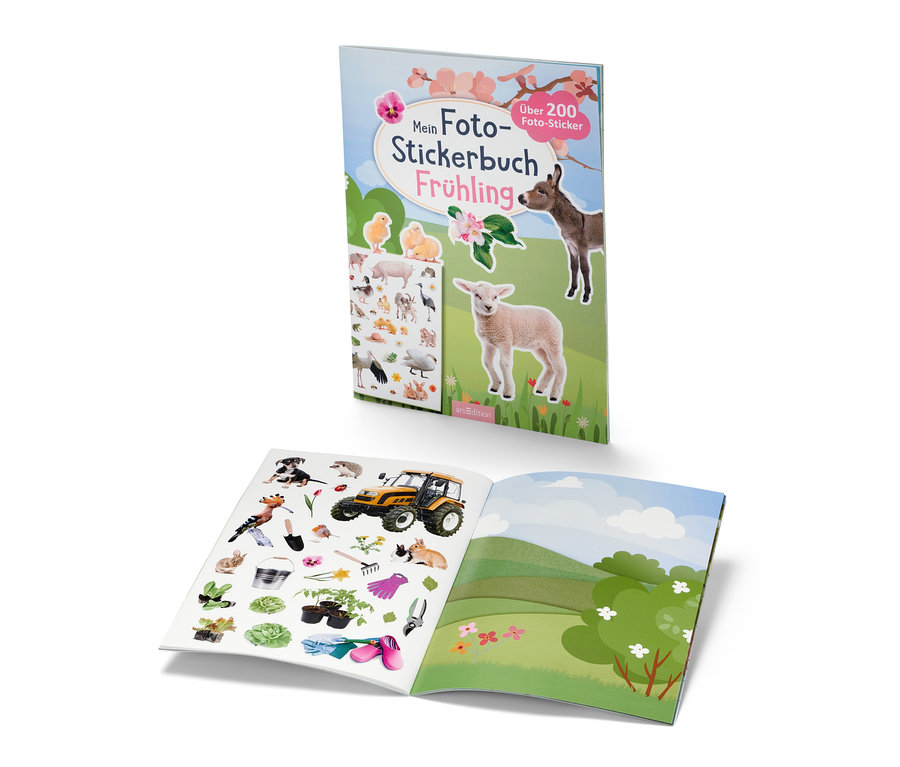 Zwei Bücher »Mein Foto-Stickerbuch – Frühling«, eines geschlossen, eines offen mit Aufklebern und Illustrationen.