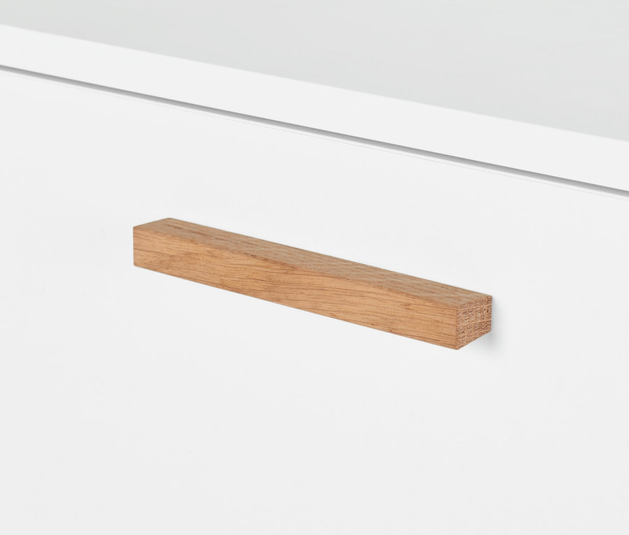 Detail eines weißen Sideboards »Eklund« mit 2 Schubladen und Holzgriff.