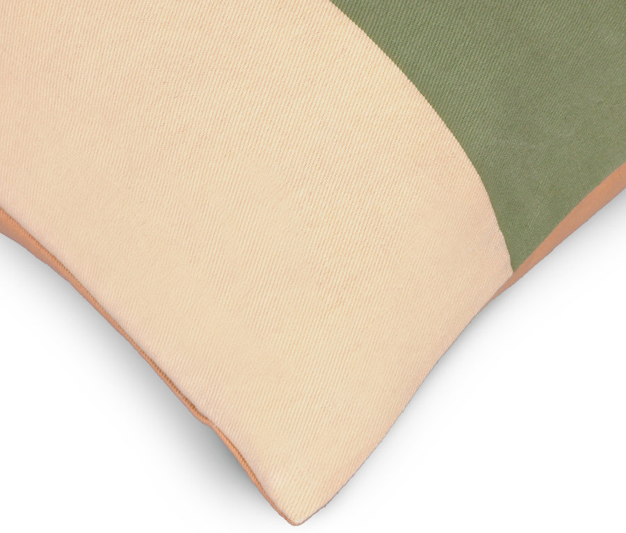 Detailaufnahme eines beige-grünen Kissenbezugs der Marke SCHÖNER WOHNEN, ca. 50 x 50 cm.