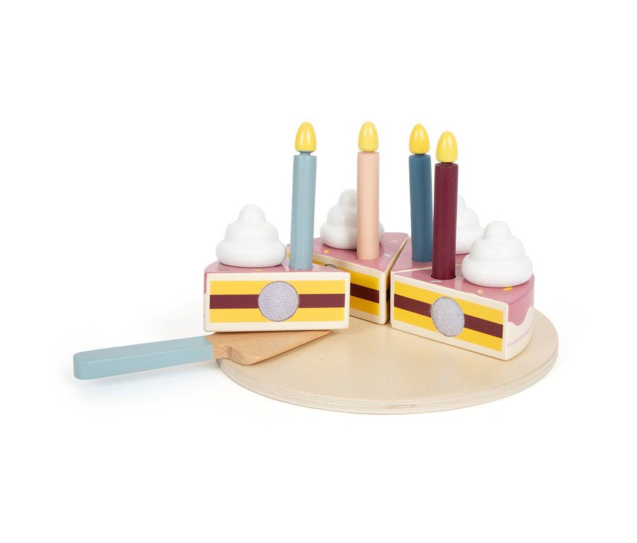 Eine hölzerne Spielzeug-Geburtstagstorte »tasty« von small foot mit fünf Kerzen und einem Tortenheber auf einem Holztablett.