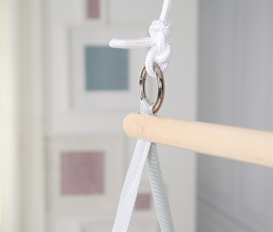 Detailansicht des roba Hängebettchens »safe asleep«: Weißes Seil mit silbernem Ring befestigt einen Holzstab mit grauen Gurten.